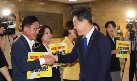 이재명 민주당 대표가 지난 19일 국회 로텐더홀에서 노란봉투법 처리 촉구 피케팅을 하고 있는 정의당 의원들과 인사하고 있다. 연합뉴스